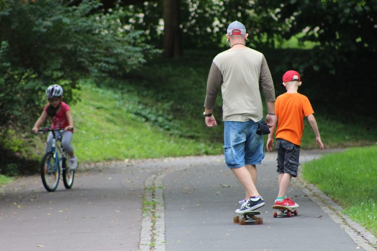 Take photos of the family playing sports 3