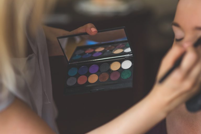 Learn how to put on eye shadow 2