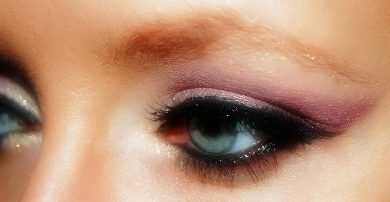 Learn how to put on eye shadow 3