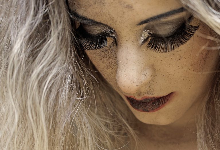 Learn how to put on eyelash extensions 2