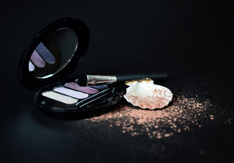 Put on face powder 2