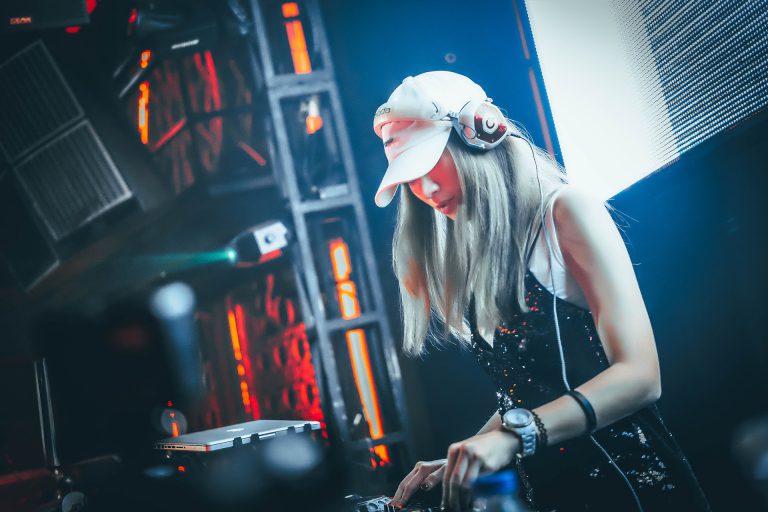 Go to a dj show 2
