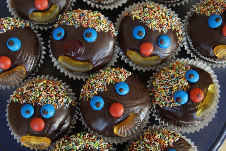 Take a cake decorating class 3