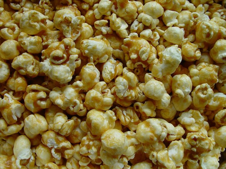 Eat popcorn 3