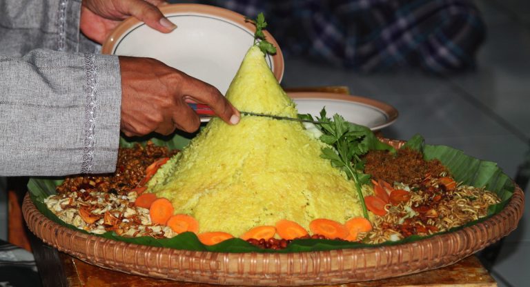 Go to a Indonesian restaurant 3