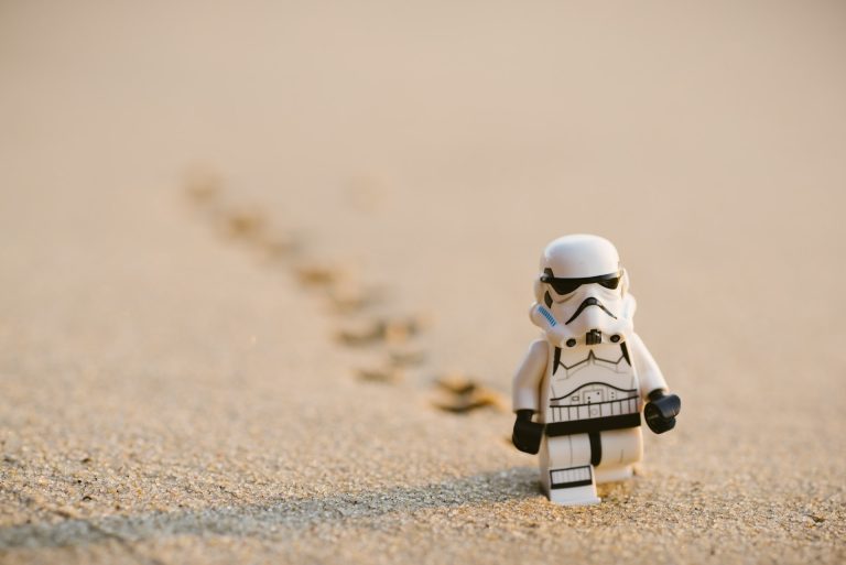 Stormtrooper walking on sand, Minatures