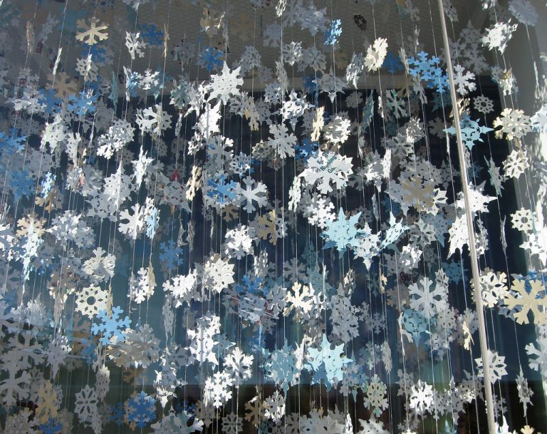 Papap snowflakes with recycled paper.