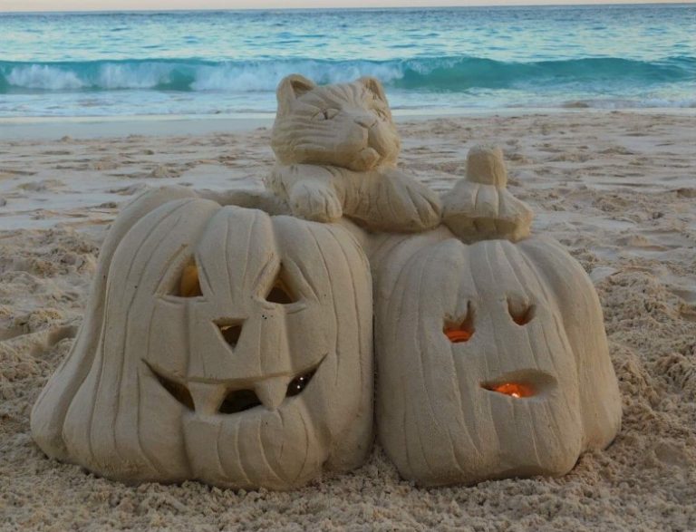Jack o’ Lanterns and Cat Halloween Themed Sand Sculptures