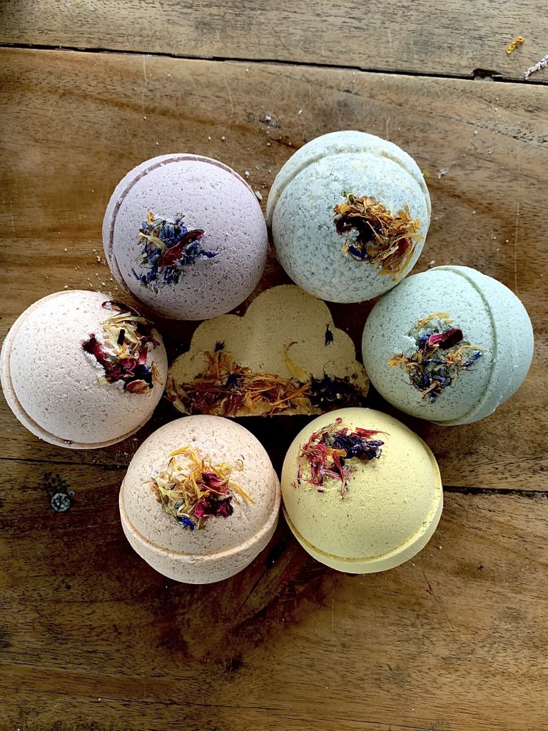 A rainbow of natural bathbombs