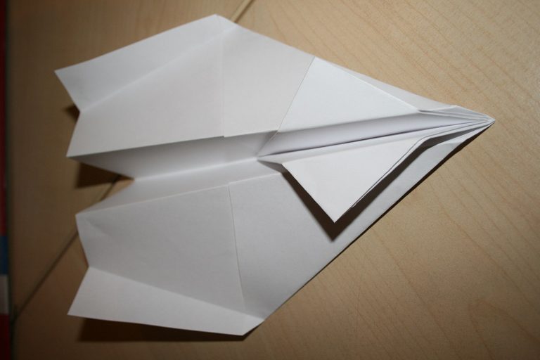 Building a paper ariplane