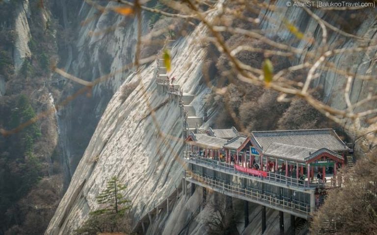 Viewing platform on Huashan North Peak (Shaanxi, China)