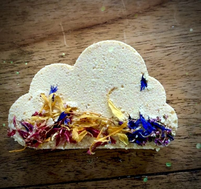 Rainbow cloud bathbomb